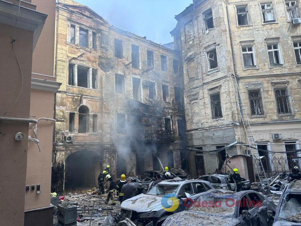 Пожежі, зруйновані будинки та постраждалі люди: Одеса оговтується від нічного обстрілу Пожары, разрушенные дома и пострадавшие люди: Одесса приходит в себя после ночного обстрела