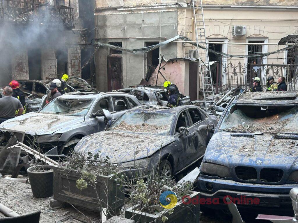 Пожежі, зруйновані будинки та постраждалі люди: Одеса оговтується від нічного обстрілу Пожары, разрушенные дома и пострадавшие люди: Одесса приходит в себя после ночного обстрела
