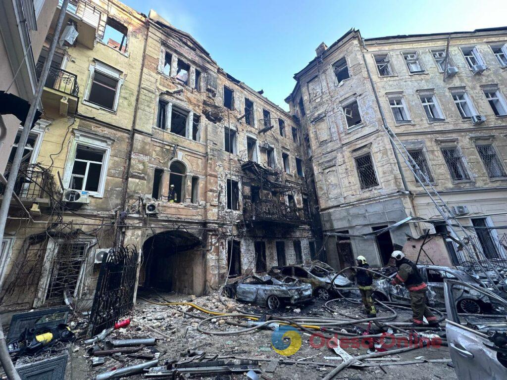 Пожежі, зруйновані будинки та постраждалі люди: Одеса оговтується від нічного обстрілу Пожары, разрушенные дома и пострадавшие люди: Одесса приходит в себя после ночного обстрела