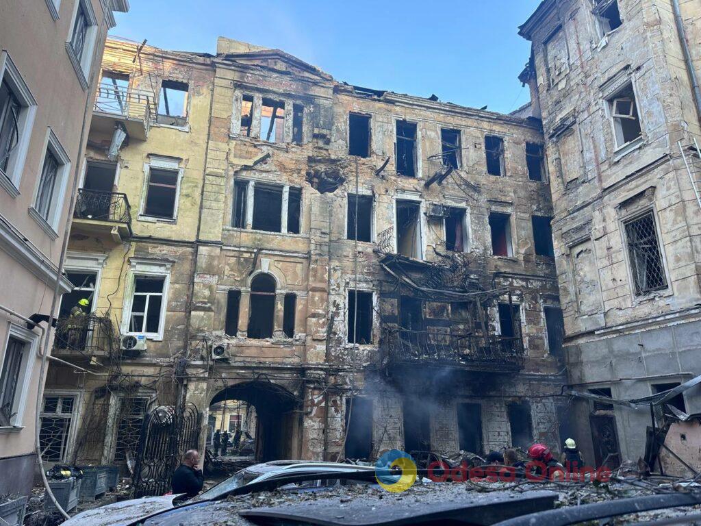 Пожежі, зруйновані будинки та постраждалі люди: Одеса оговтується від нічного обстрілу Пожары, разрушенные дома и пострадавшие люди: Одесса приходит в себя после ночного обстрела