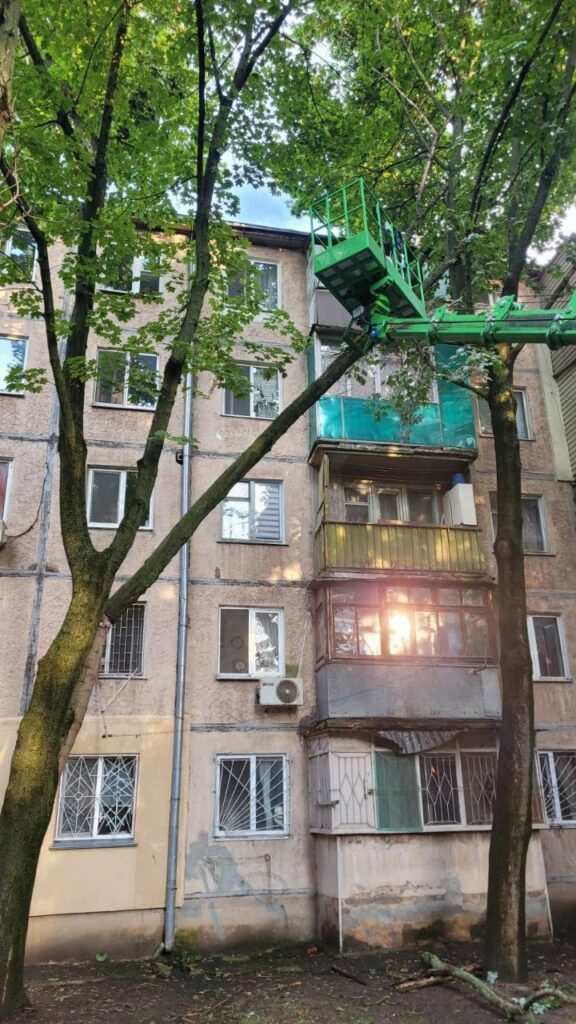 Одесу накрив штормовий вітер: комунальники прибрали 14 повалених дерев На Одессу обрушился штормовой ветер: коммунальщики убрали 14 поваленных деревьев