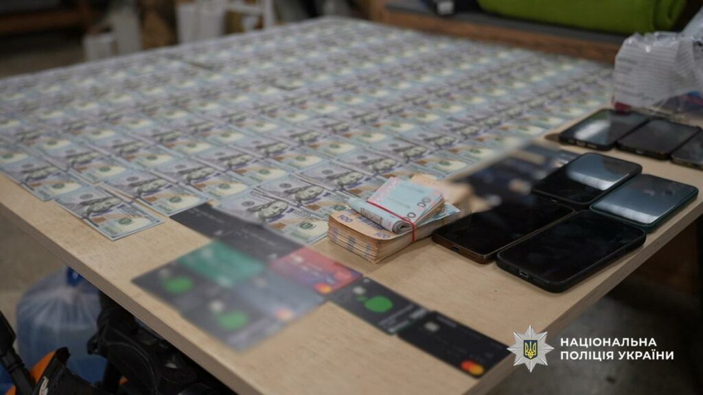 В Одесі правоохоронці припинили діяльність мережі шахрайських кол-центрів В Одессе правоохранители прекратили деятельность сети мошеннических колл-центров