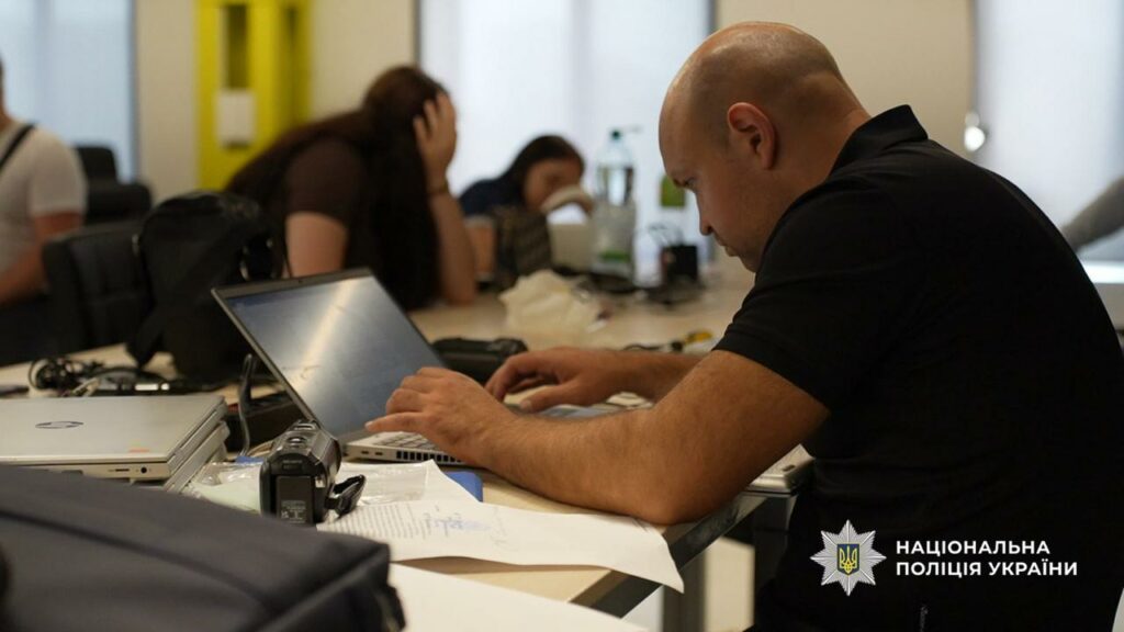 В Одесі правоохоронці припинили діяльність мережі шахрайських кол-центрів В Одессе правоохранители прекратили деятельность сети мошеннических колл-центров