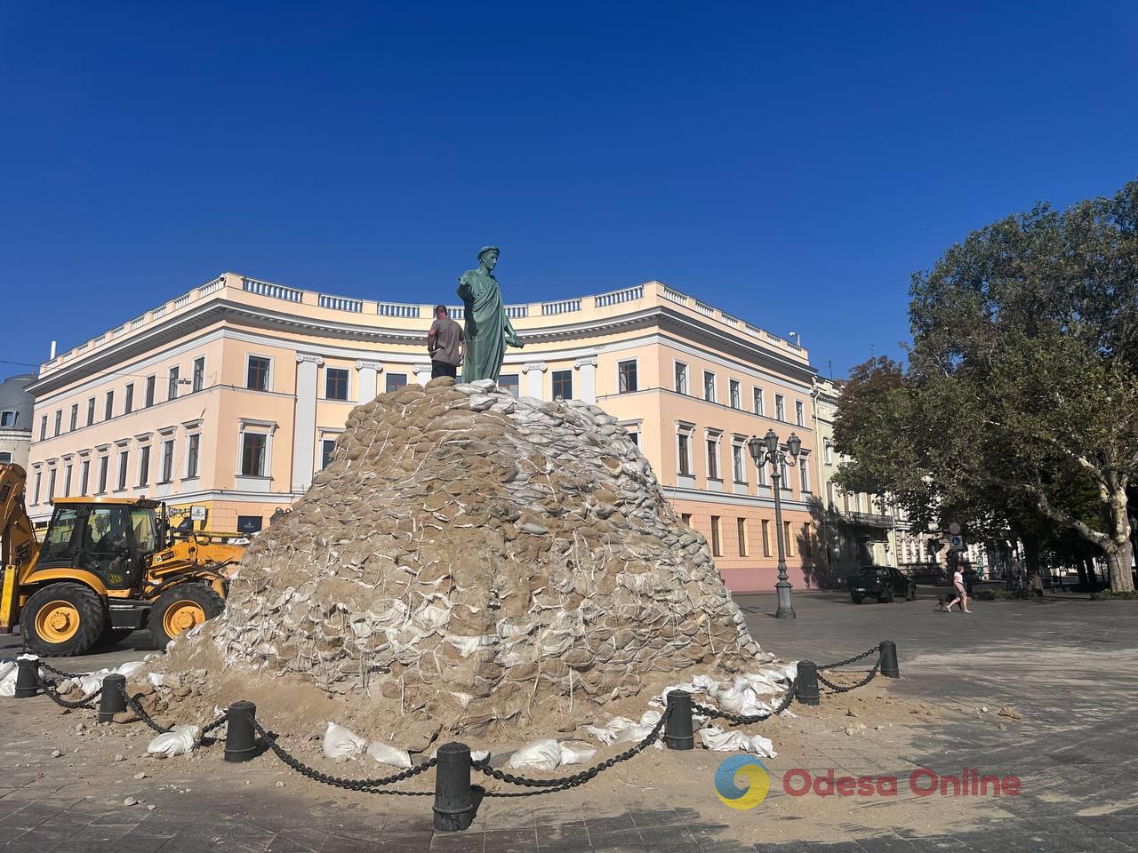 В Одессе с памятника Дюку де Ришелье начали убирать мешки с песком (фото, видео) В Одессе с памятника Дюку де Ришелье начали убирать мешки с песком (фото, видео)