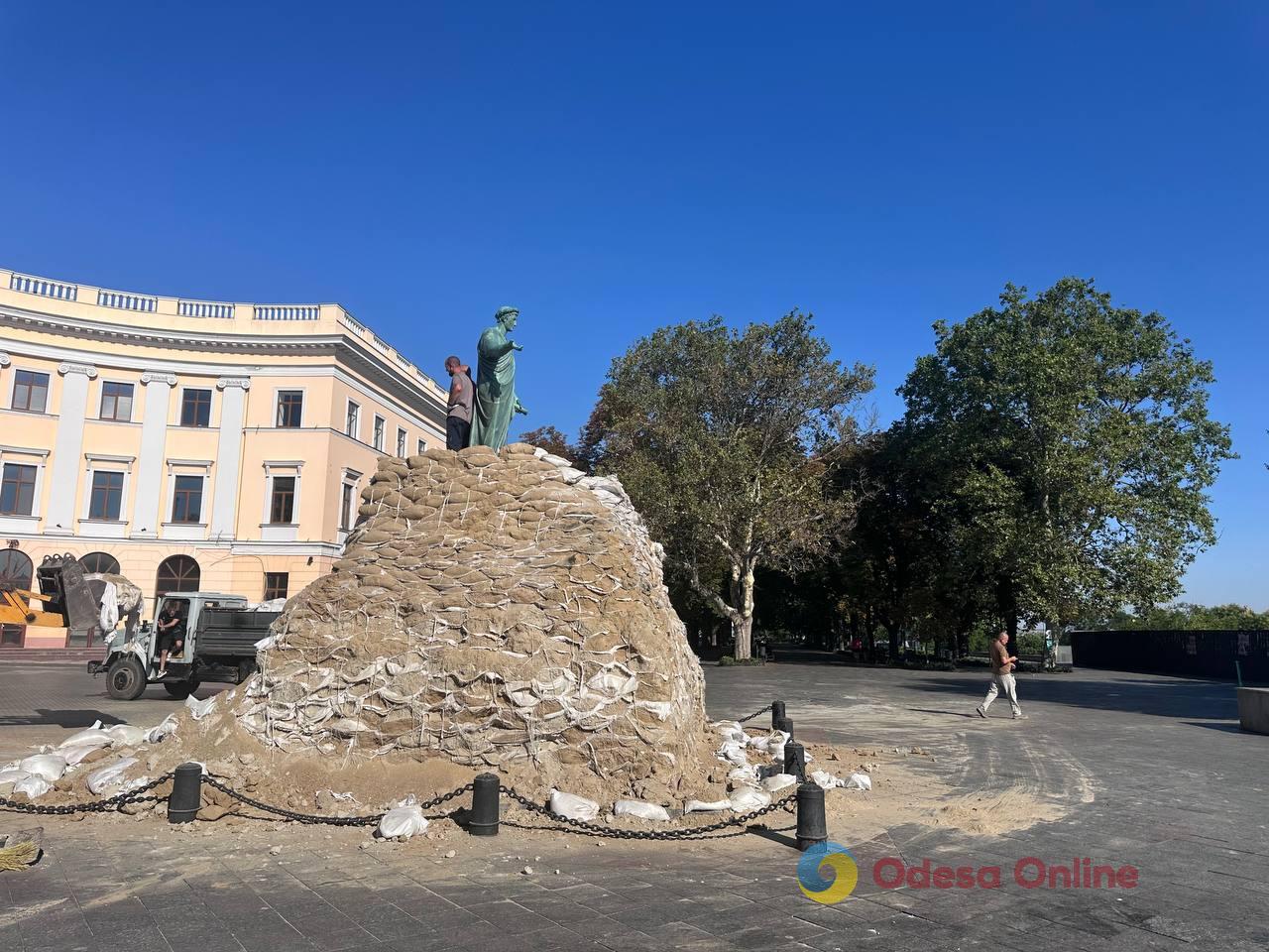 В Одессе с памятника Дюку де Ришелье начали убирать мешки с песком (фото, видео) В Одессе с памятника Дюку де Ришелье начали убирать мешки с песком (фото, видео)