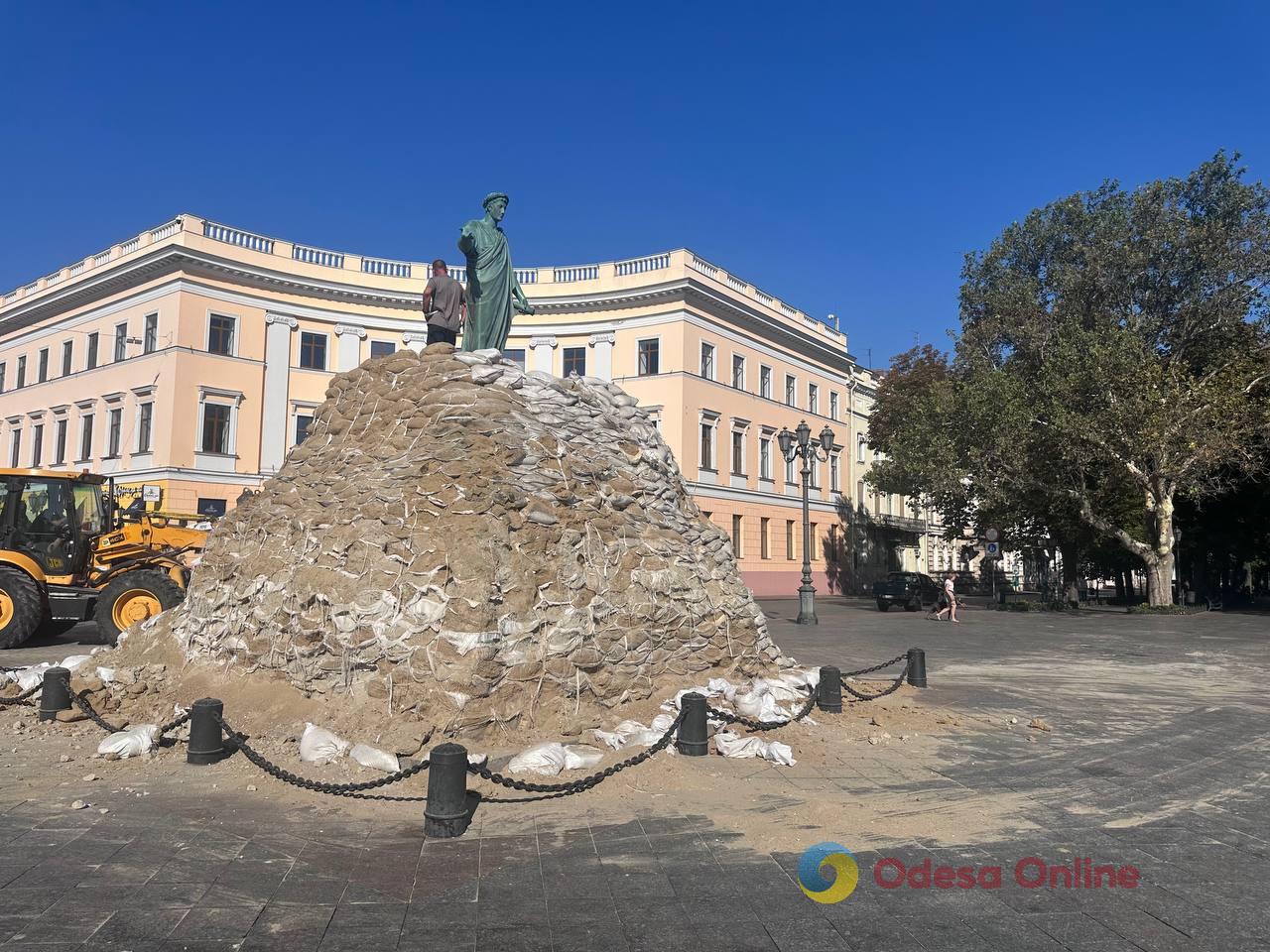 В Одессе с памятника Дюку де Ришелье начали убирать мешки с песком (фото, видео) В Одессе с памятника Дюку де Ришелье начали убирать мешки с песком (фото, видео)
