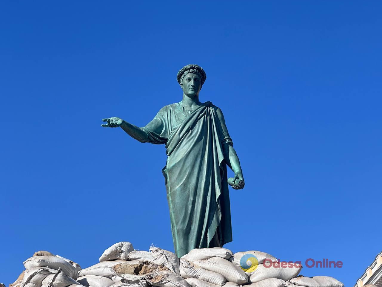 В Одессе с памятника Дюку де Ришелье начали убирать мешки с песком (фото, видео) В Одессе с памятника Дюку де Ришелье начали убирать мешки с песком (фото, видео)