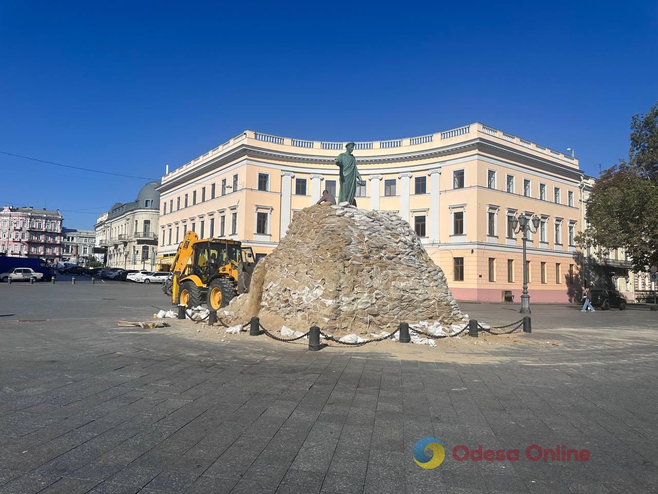 В Одессе с памятника Дюку де Ришелье начали убирать мешки с песком (фото, видео) В Одессе с памятника Дюку де Ришелье начали убирать мешки с песком (фото, видео)