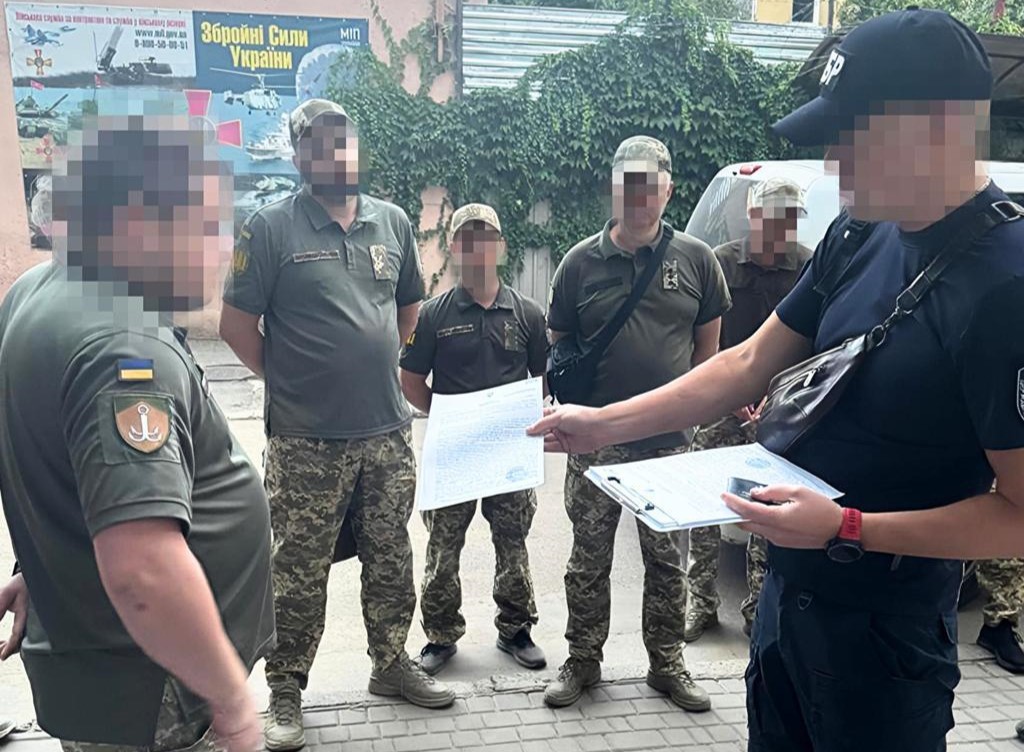 Душили и били в наручниках: в Одессе 10 сотрудников ТЦК подозревают в пытках и похищении людей Душили и били в наручниках: в Одессе 10 сотрудников ТЦК подозревают в пытках и похищении людей