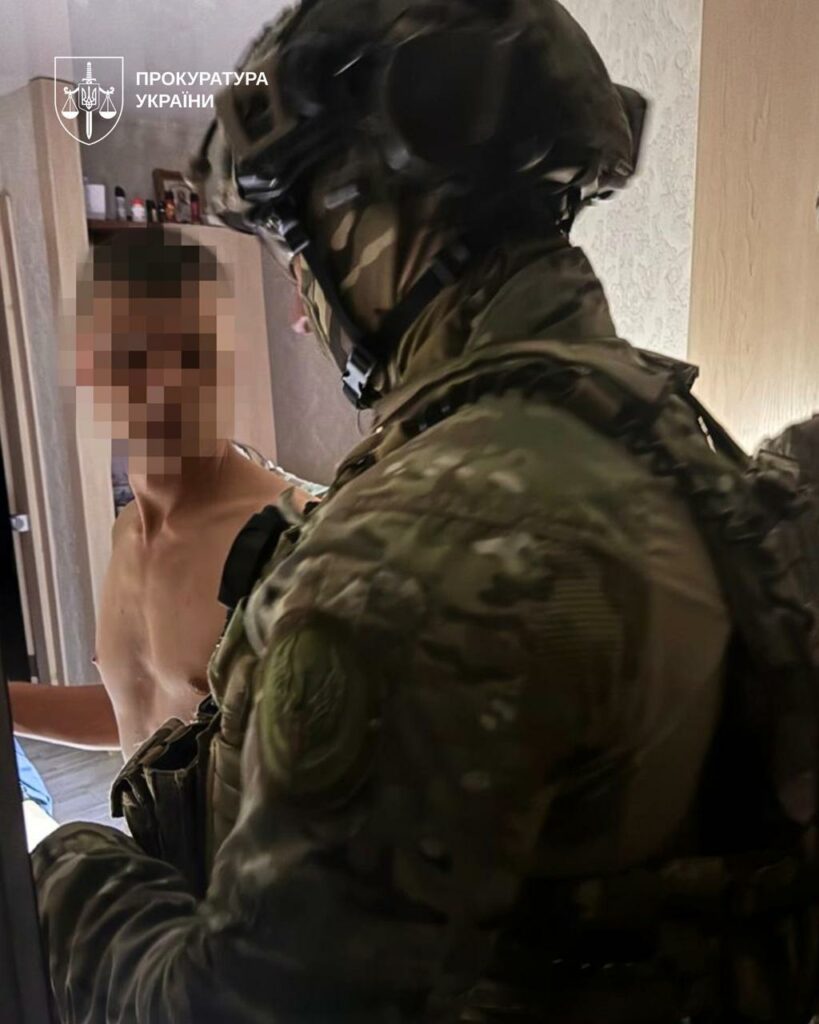 Душили та били в кайданках: 10 працівників ТЦК підозрюють у катуванні та викраденні людей Душили и били в наручниках: в Одессе 10 сотрудников ТЦК подозревают в пытках и похищении людей