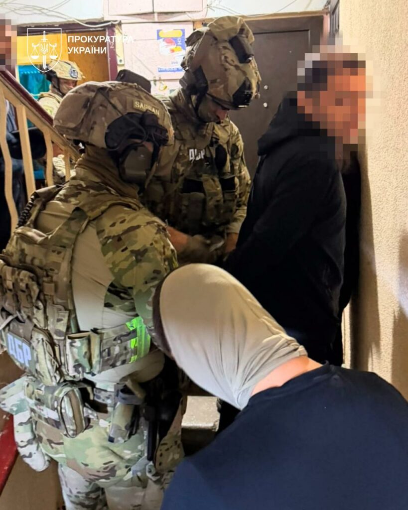 Душили та били в кайданках: 10 працівників ТЦК підозрюють у катуванні та викраденні людей Душили и били в наручниках: в Одессе 10 сотрудников ТЦК подозревают в пытках и похищении людей