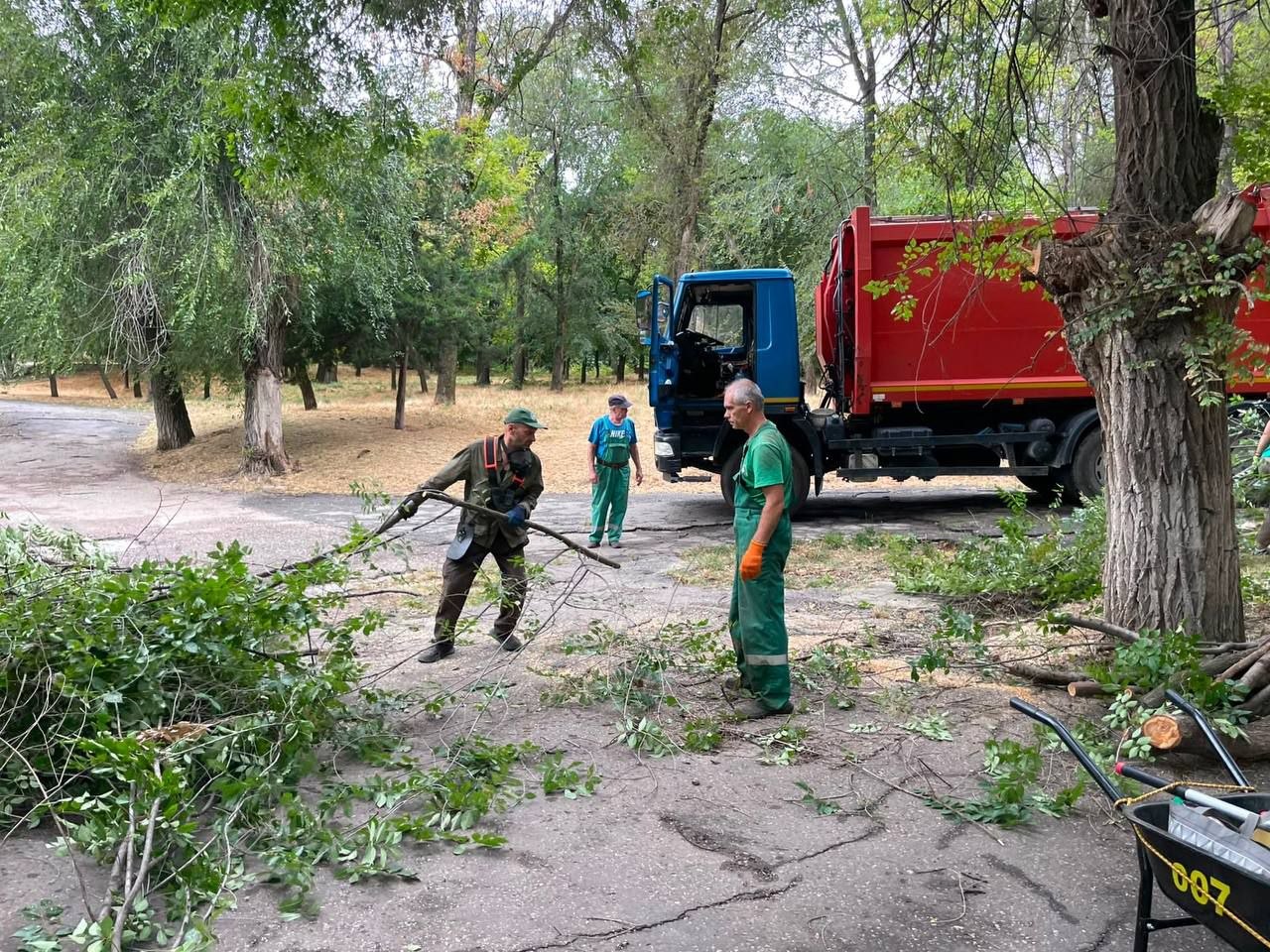Ночью ветер повалил в Одессе шесть деревьев (фото) Ночью ветер повалил в Одессе шесть деревьев (фото)