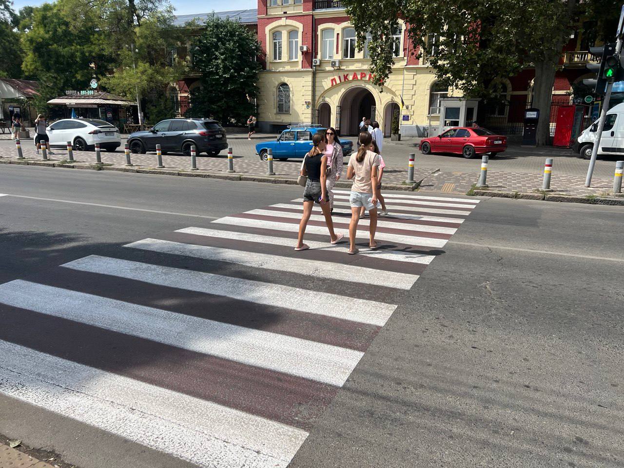 В Одессе перед новым учебным годом обновляют пешеходные переходы возле учебных заведений