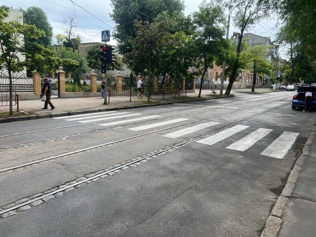 В Одессе перед новым учебным годом обновляют пешеходные переходы возле учебных заведений