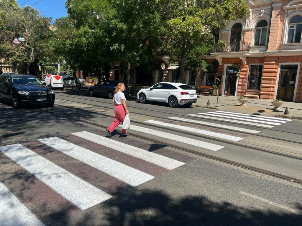 В Одессе перед новым учебным годом обновляют пешеходные переходы возле учебных заведений
