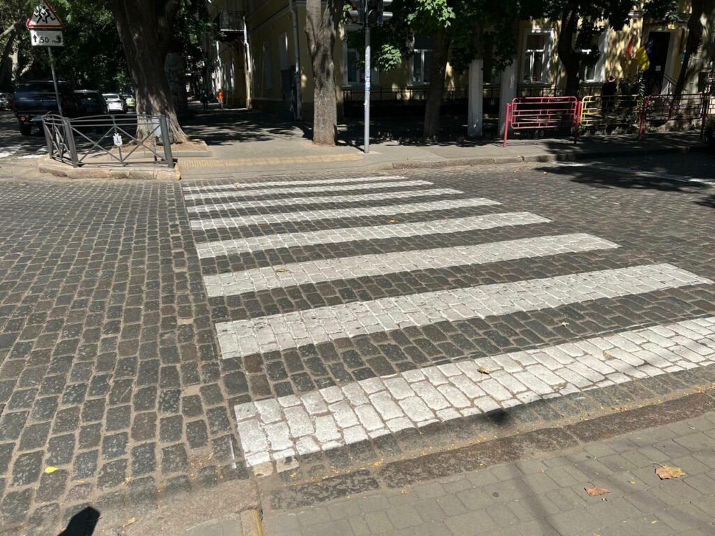 В Одессе перед новым учебным годом обновляют пешеходные переходы возле учебных заведений