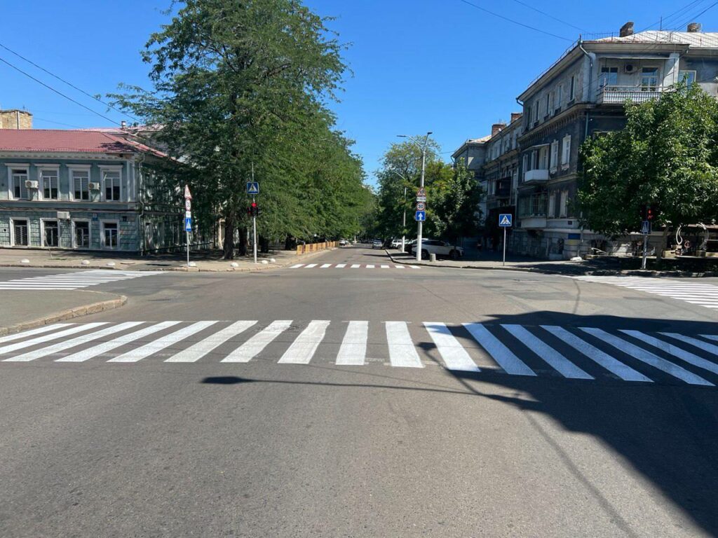 В Одессе перед новым учебным годом обновляют пешеходные переходы возле учебных заведений