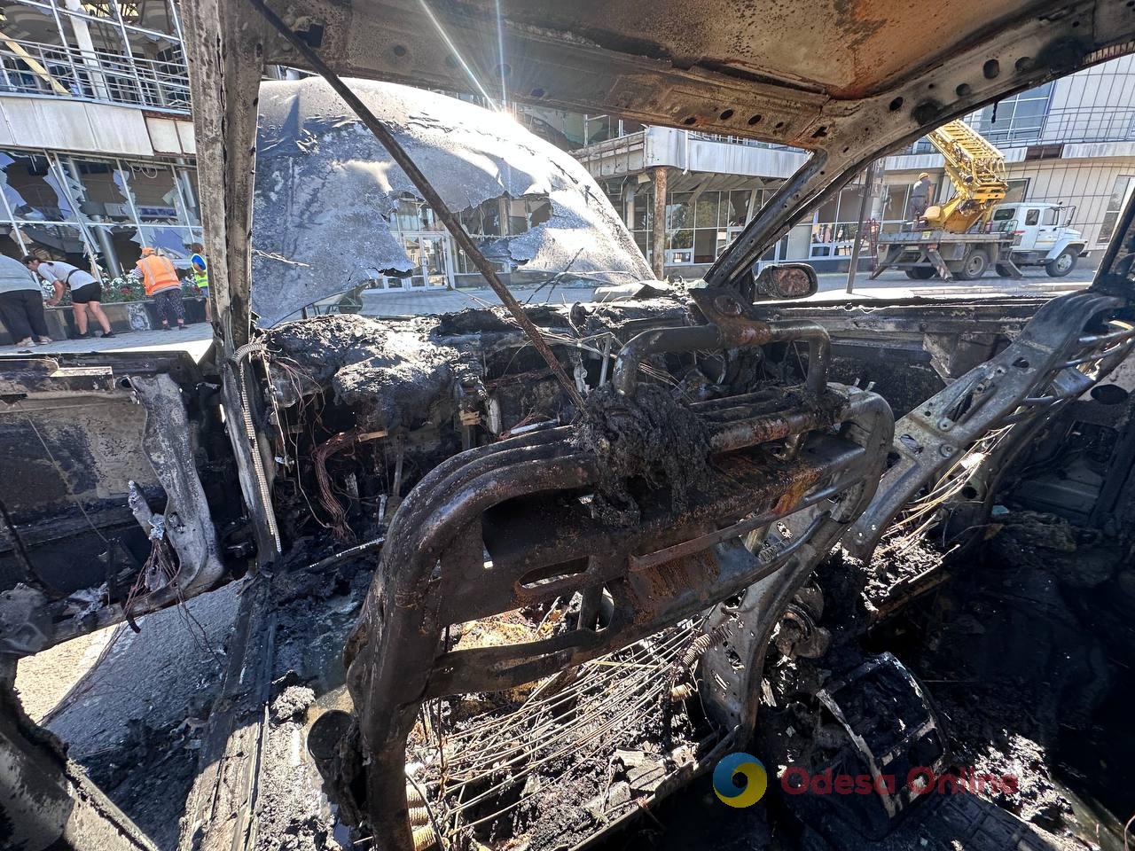 Розбиті вікна та пошкоджені приміщення: як виглядає вокзал у Роздільній після атаки РФ (фото) Розбиті вікна та пошкоджені приміщення: як виглядає вокзал у Роздільній після атаки РФ (фото)