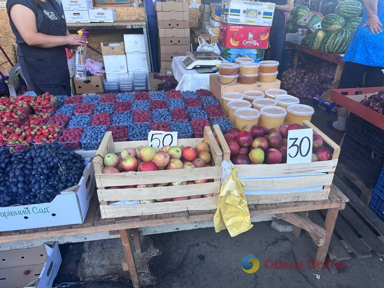 Виноград, персики та кавун: актуальні ціни на одеському «Привозі» Виноград, персики та кавун: актуальні ціни на одеському «Привозі»