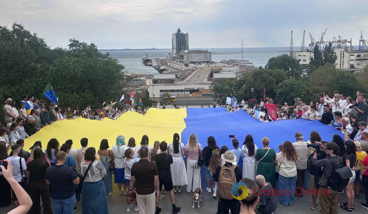 На Потемкинской лестнице в Одессе развернули 35-метровый флаг Украины На Потемкинской лестнице в Одессе развернули 35-метровый флаг Украины
