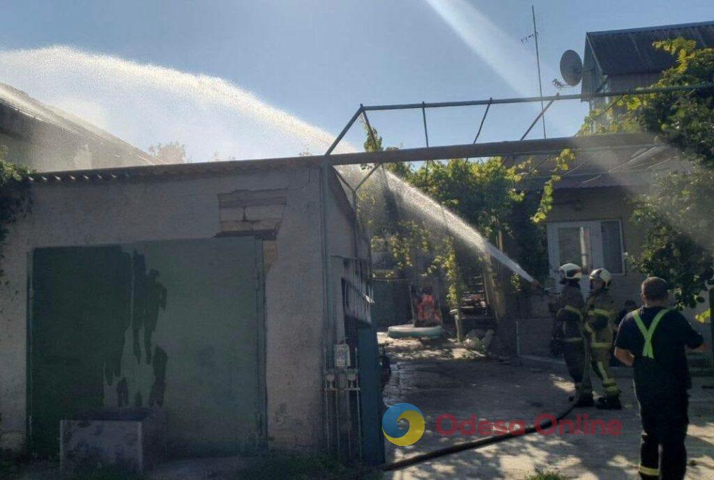 РФ атаковала жилой дом в Одесской области: возник пожар РФ атаковала жилой дом в Одесской области: возник пожар