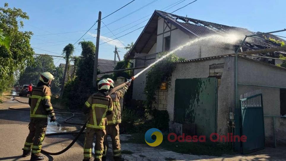 РФ атаковала жилой дом в Одесской области: возник пожар РФ атаковала жилой дом в Одесской области: возник пожар