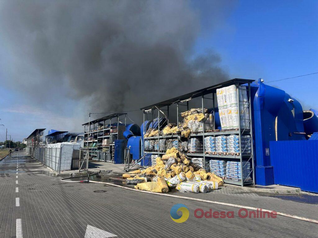 РФ атакувала Одесу: палає гіпермаркет «Епіцентр» (фоторепортаж)