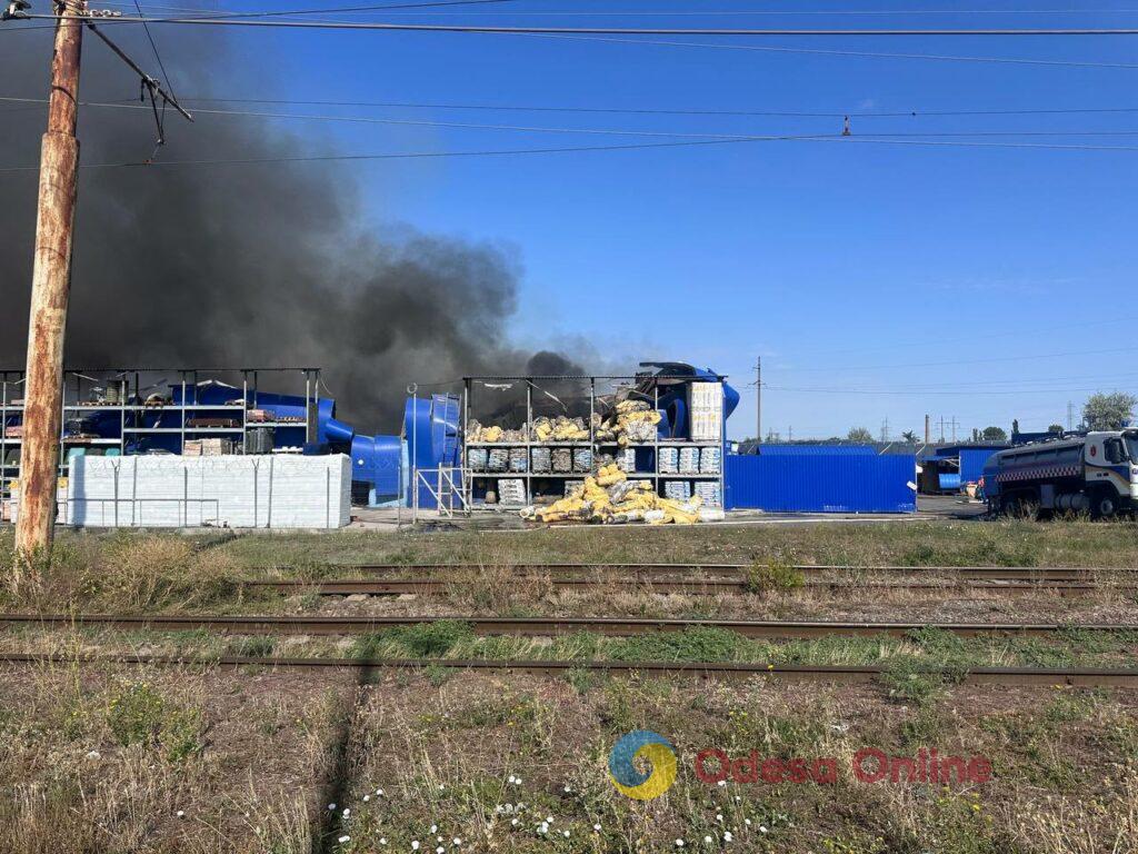 РФ атакувала Одесу: палає гіпермаркет «Епіцентр» (фоторепортаж)