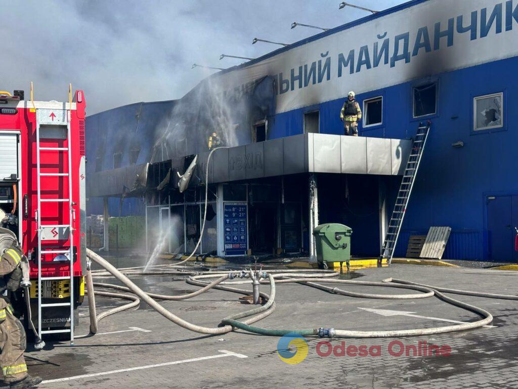 РФ атакувала Одесу: палає гіпермаркет «Епіцентр» (фоторепортаж)