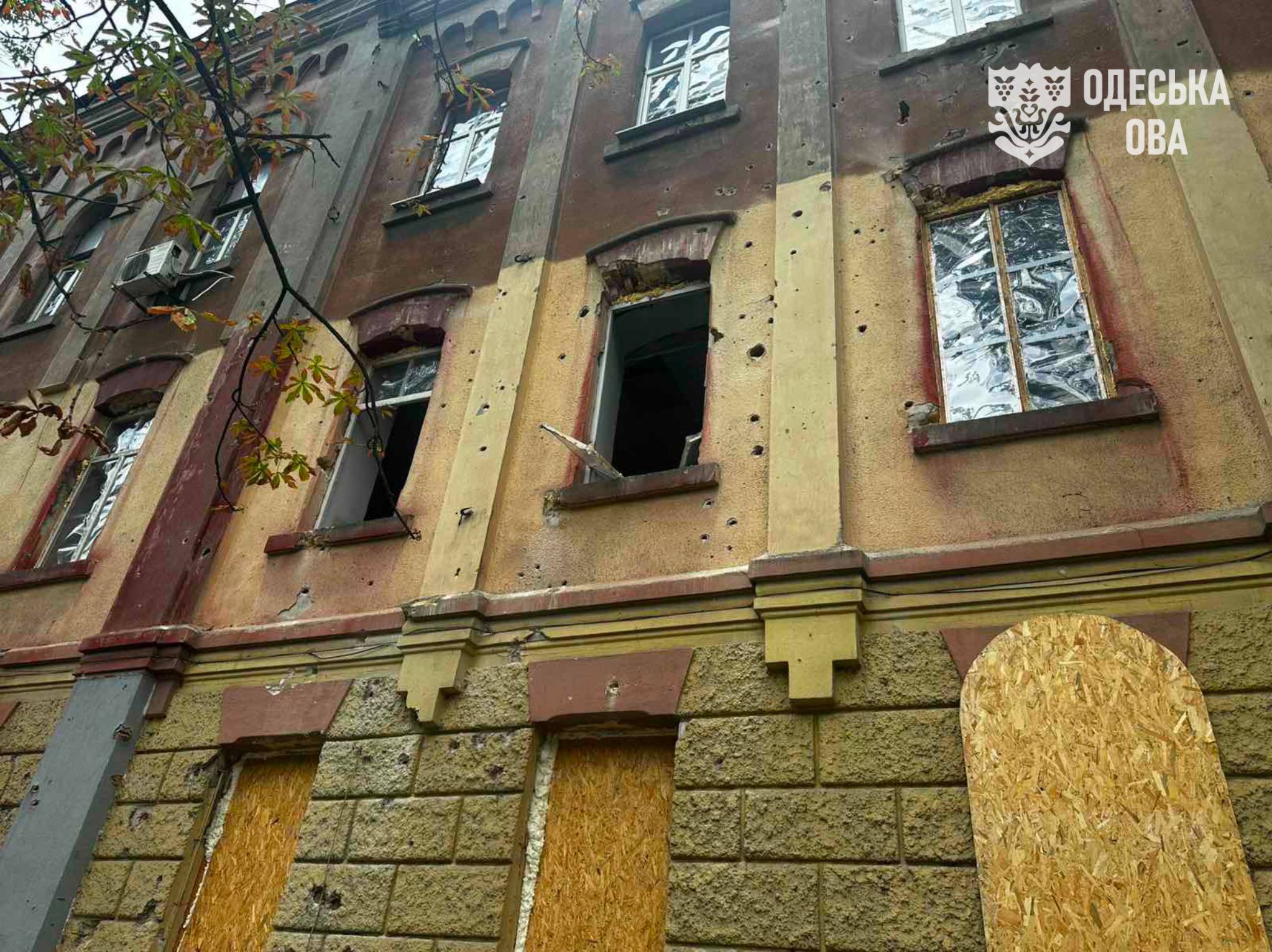 РФ завдала масованого удару по Одещині: пошкоджені школи, багатоповерхівка та авто РФ завдала масованого удару по Одещині: пошкоджені школи, багатоповерхівка та авто