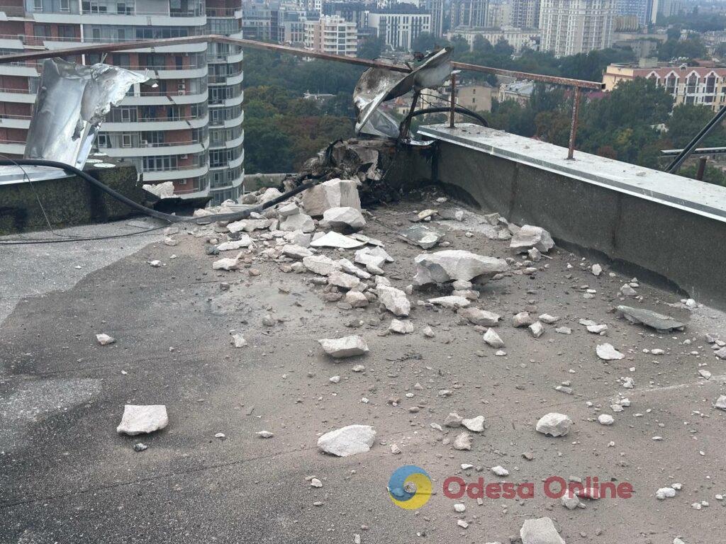 «Приліт» дрона у багатоповерхівку в Одесі: фото квартири та свідчення очевидців «Прилет» дрона в многоэтажку в Одессе: фото квартиры и свидетельства очевидцев