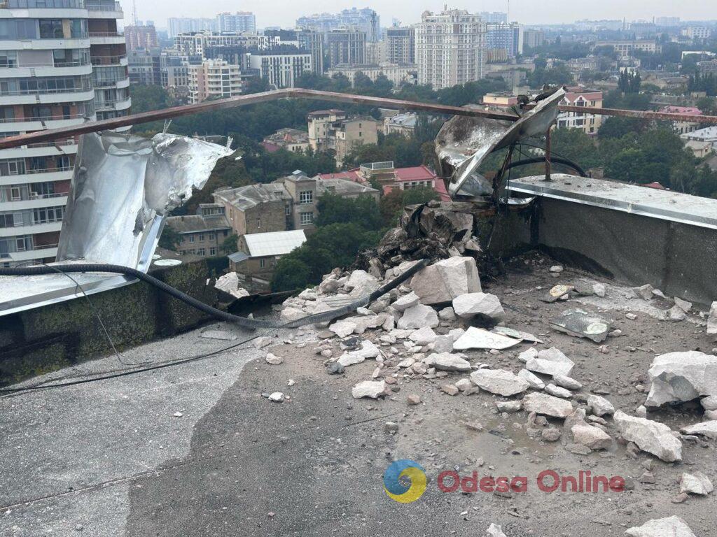 «Приліт» дрона у багатоповерхівку в Одесі: фото квартири та свідчення очевидців «Прилет» дрона в многоэтажку в Одессе: фото квартиры и свидетельства очевидцев