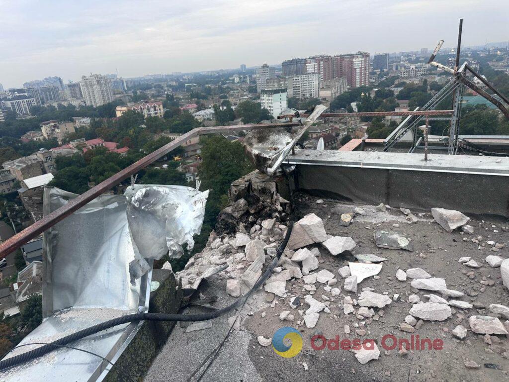 «Приліт» дрона у багатоповерхівку в Одесі: фото квартири та свідчення очевидців «Прилет» дрона в многоэтажку в Одессе: фото квартиры и свидетельства очевидцев