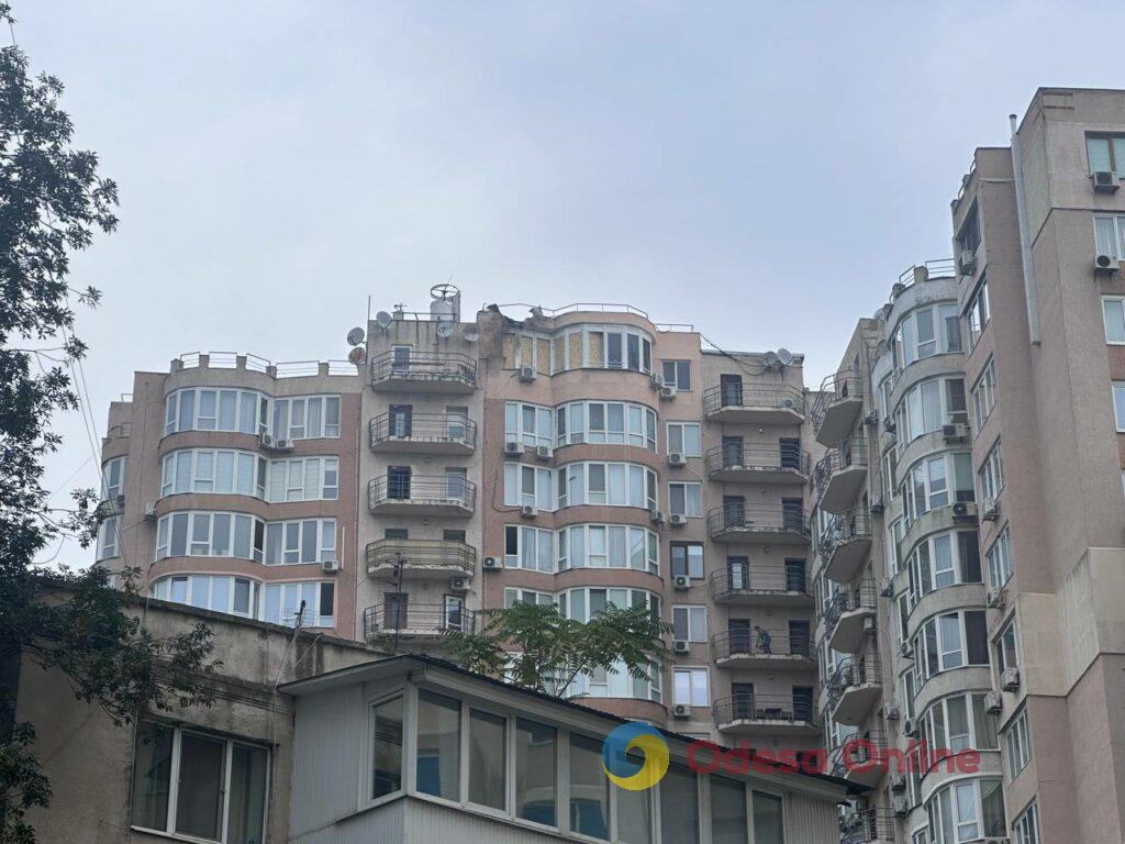 «Приліт» дрона у багатоповерхівку в Одесі: фото квартири та свідчення очевидців «Прилет» дрона в многоэтажку в Одессе: фото квартиры и свидетельства очевидцев
