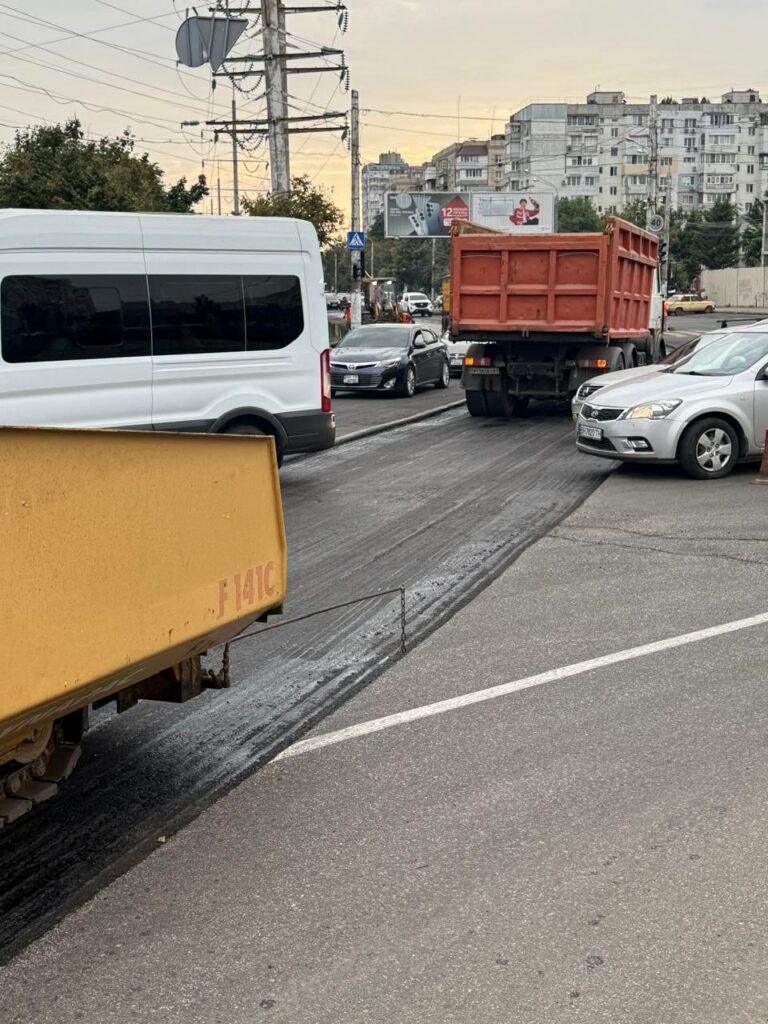 В Одессе на проспекте Князя Ярослава Мудрого обновляют асфальт — движение частично ограничено