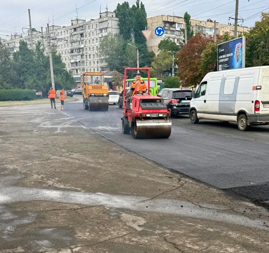 В Одессе на проспекте Князя Ярослава Мудрого обновляют асфальт — движение частично ограничено