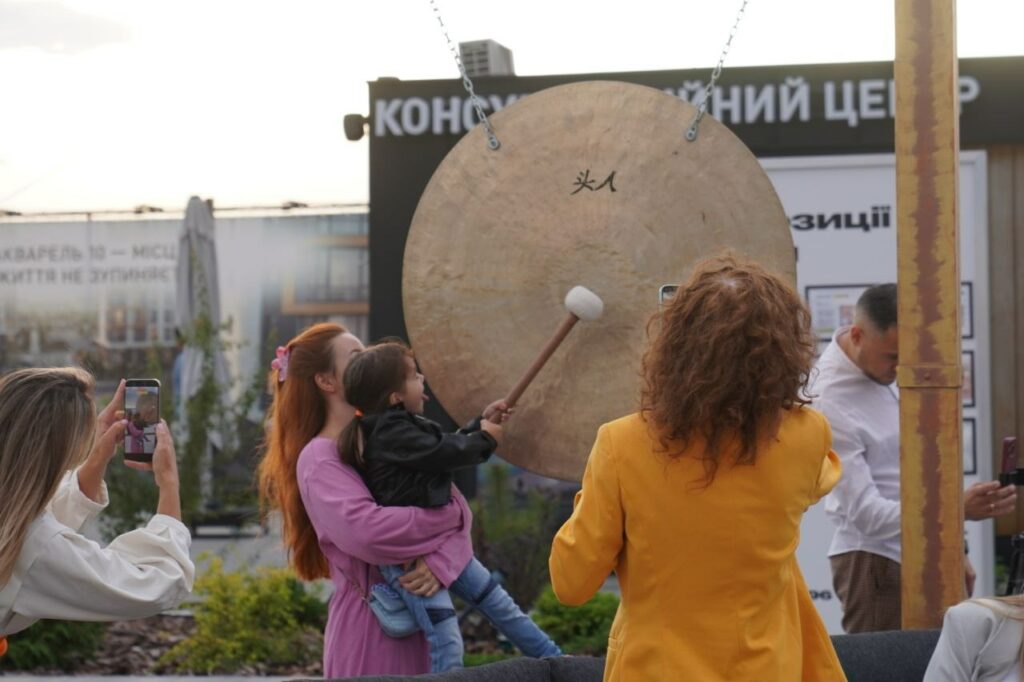 Біля багаття під звуки бандури: в Одесі започаткували музичні вечори поруч із домом