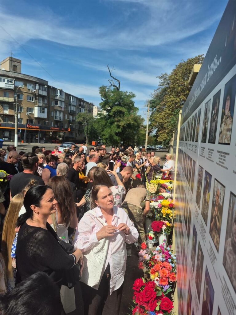 На Стіні вшанування Героїв в Одесі відкрили десятий стенд: увічнили 90 нових імен На Стене чествования Героев в Одессе открыли десятый стенд: увековечили 90 новых имен