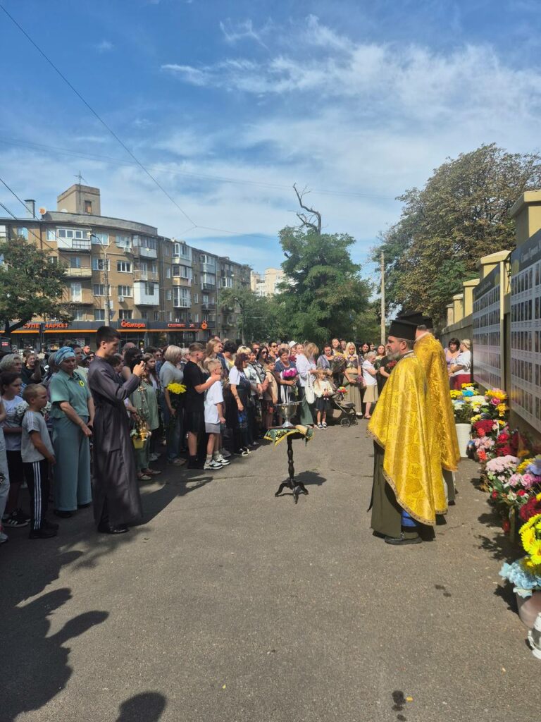 На Стіні вшанування Героїв в Одесі відкрили десятий стенд: увічнили 90 нових імен На Стене чествования Героев в Одессе открыли десятый стенд: увековечили 90 новых имен
