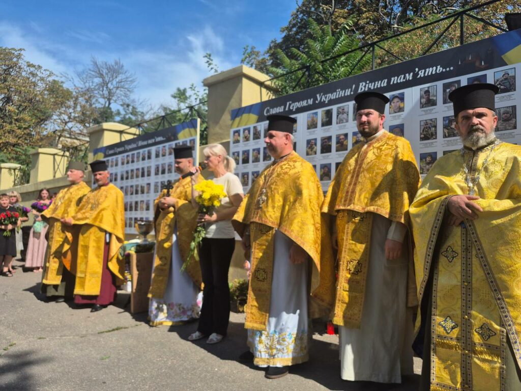 На Стіні вшанування Героїв в Одесі відкрили десятий стенд: увічнили 90 нових імен На Стене чествования Героев в Одессе открыли десятый стенд: увековечили 90 новых имен