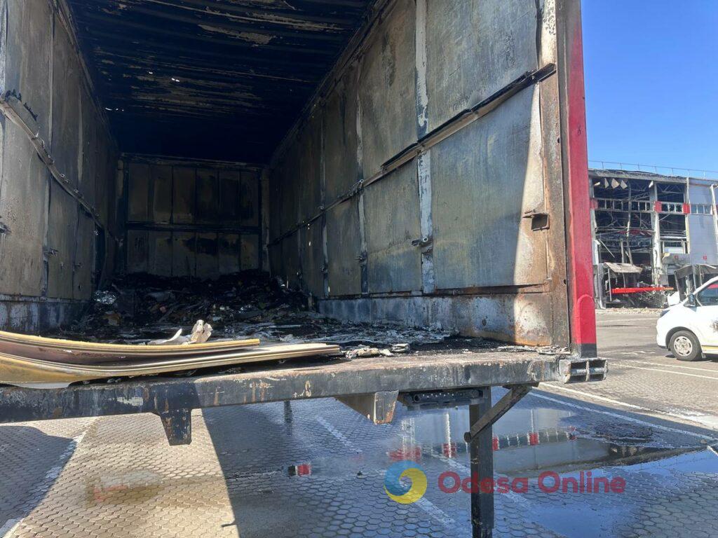 Наслідки ворожої атаки на Одещину: фоторепортаж з місця влучання у термінал «Нової пошти» Наслідки ворожої атаки на Одещину: фоторепортаж з місця влучання у термінал «Нової пошти»