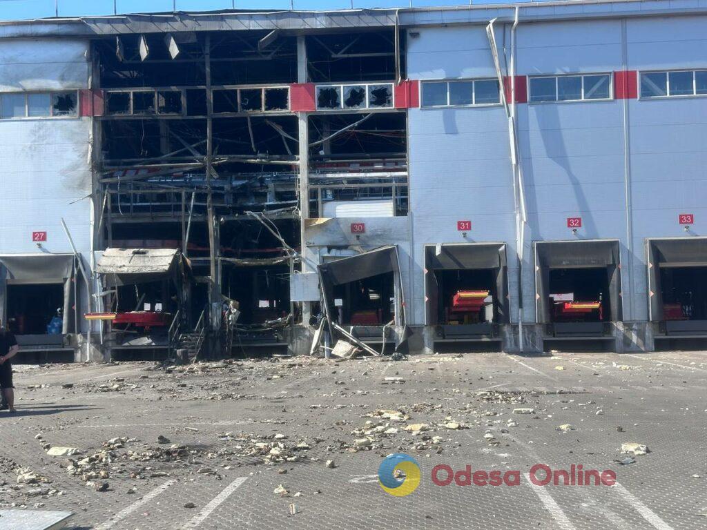 Наслідки ворожої атаки на Одещину: фоторепортаж з місця влучання у термінал «Нової пошти» Наслідки ворожої атаки на Одещину: фоторепортаж з місця влучання у термінал «Нової пошти»