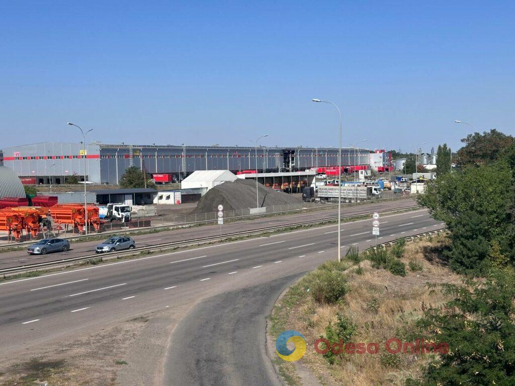 Наслідки ворожої атаки на Одещину: фоторепортаж з місця влучання у термінал «Нової пошти» Наслідки ворожої атаки на Одещину: фоторепортаж з місця влучання у термінал «Нової пошти»