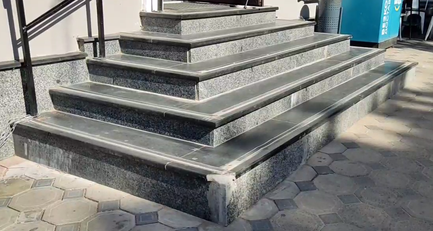 Сходи замість входу: куди скаржитися людям з інвалідністю, якщо будівля чи послуга недоступні Сходи замість входу: куди скаржитися людям з інвалідністю, якщо будівля чи послуга недоступні