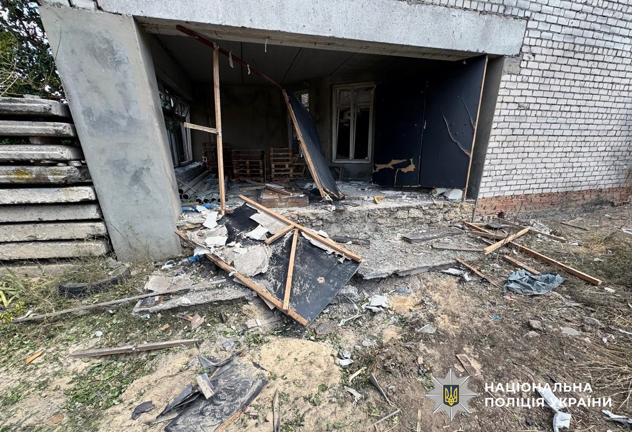 Поліція фіксує наслідки російських обстрілів Херсонщини: поранені 29 людей Поліція фіксує наслідки російських обстрілів Херсонщини: поранені 29 людей