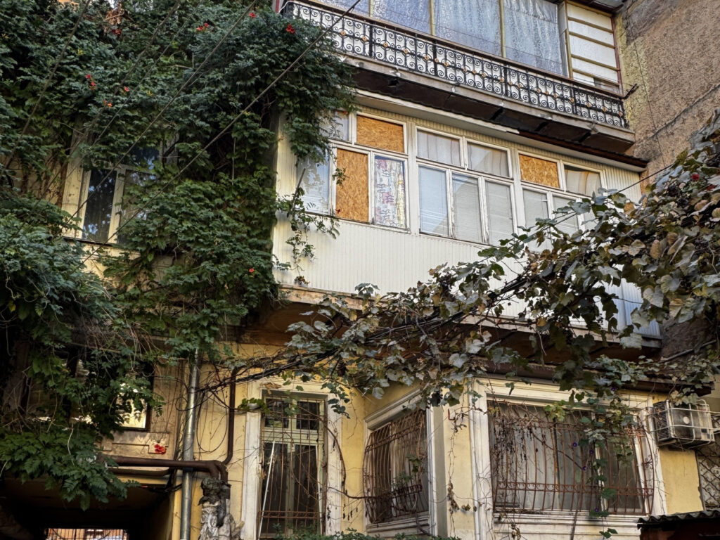 В Одесі підготували до реконструкції пошкоджений обстрілом будинок на вулиці Канатній В Одессе подготовили к реконструкции поврежденный обстрелом дом на улице Канатной