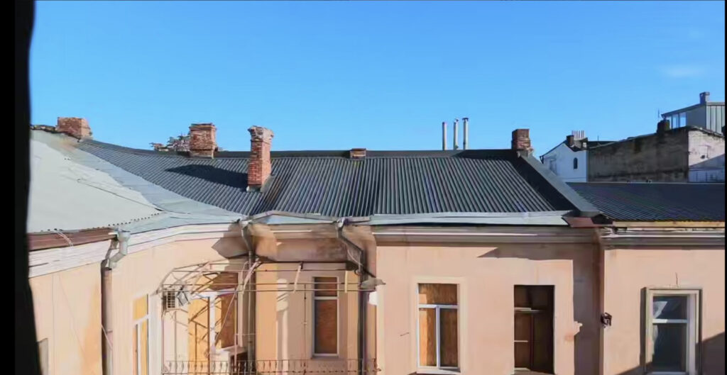 В Одесі підготували до реконструкції пошкоджений обстрілом будинок на вулиці Канатній В Одессе подготовили к реконструкции поврежденный обстрелом дом на улице Канатной