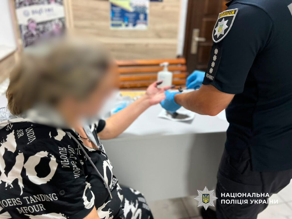 В Одесі жінку підозрюють у розповсюдженні метадону через «закладки»