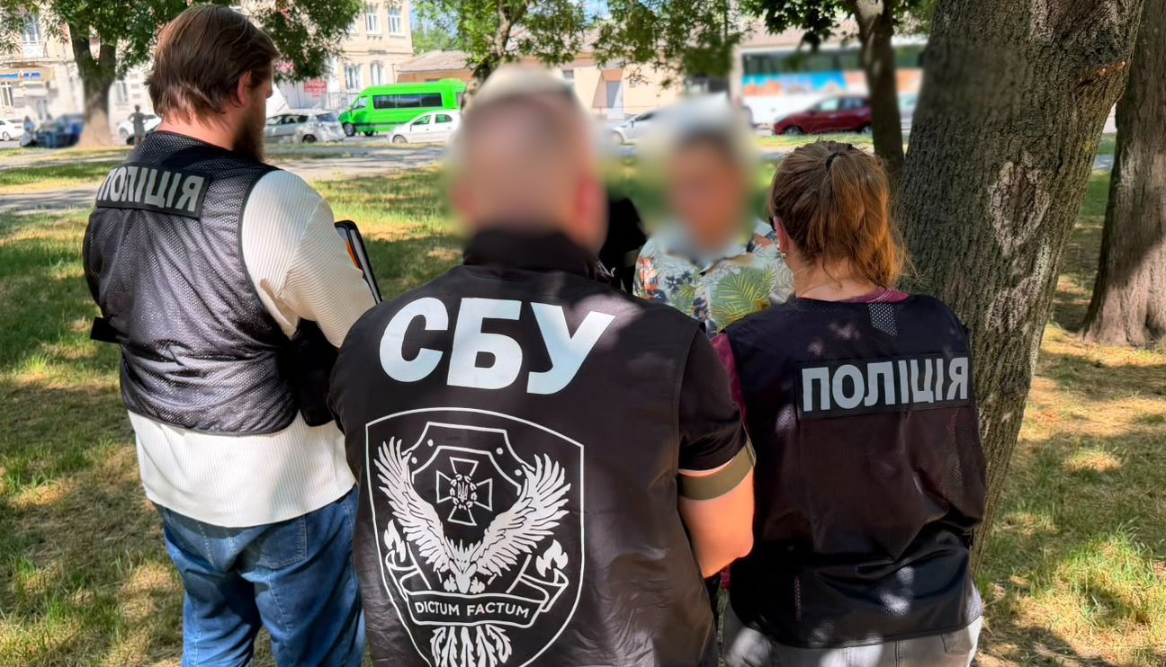 В Одесі затримали молодика, який намагався продати гранату та саморобну вибухівку
