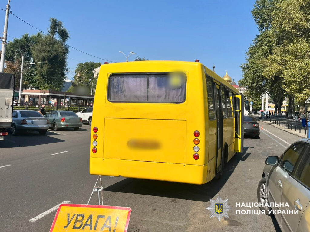 В Одесі маршрутка в’їхала в легковик: постраждали дівчина та жінка В Одесі маршрутка в’їхала в легковик: постраждали дівчина та жінка